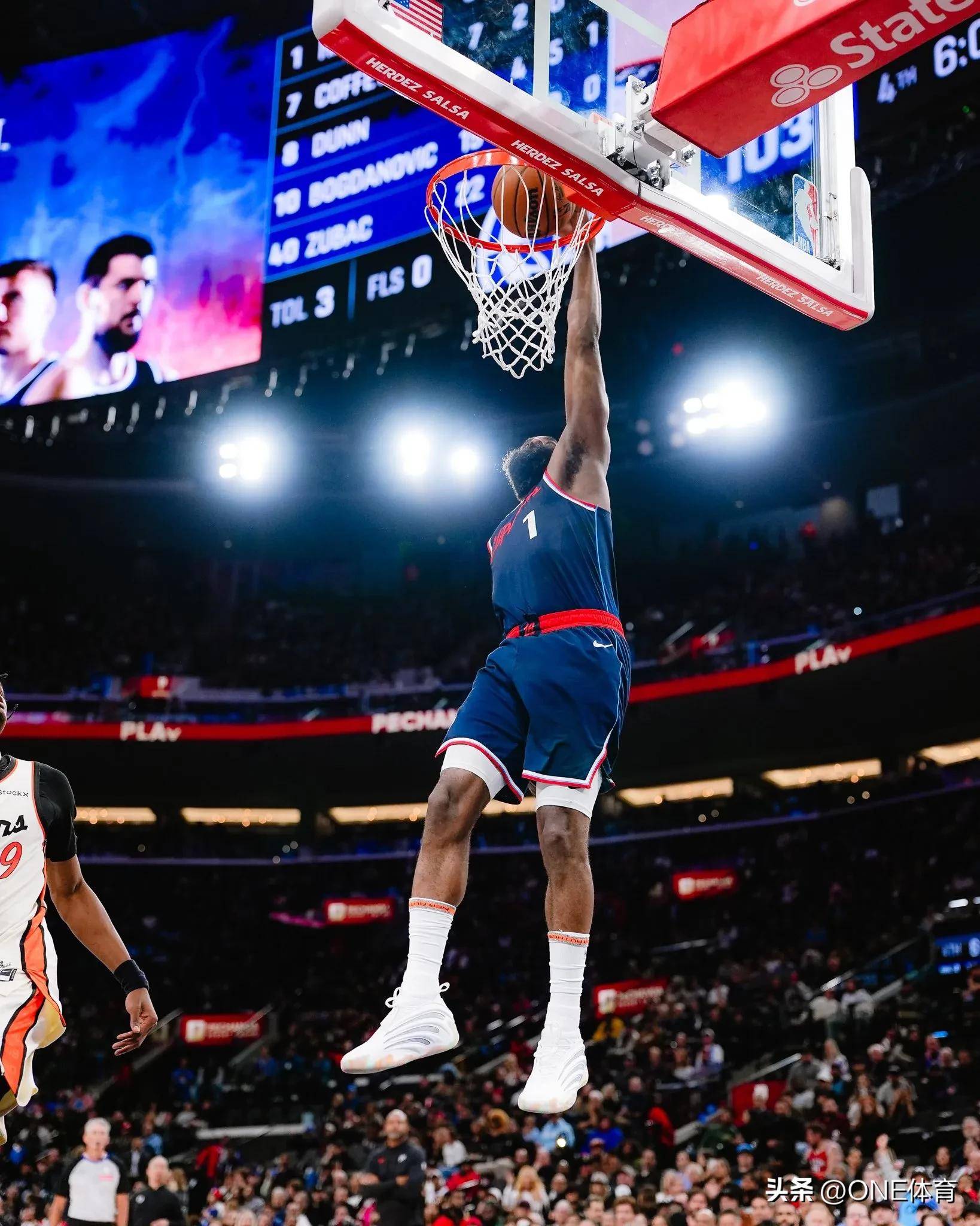 包含阿斯顿维拉训练开放日，加时末段单刀错失引欢呼，NBA季后赛在即，球探报告显示潜力的词条