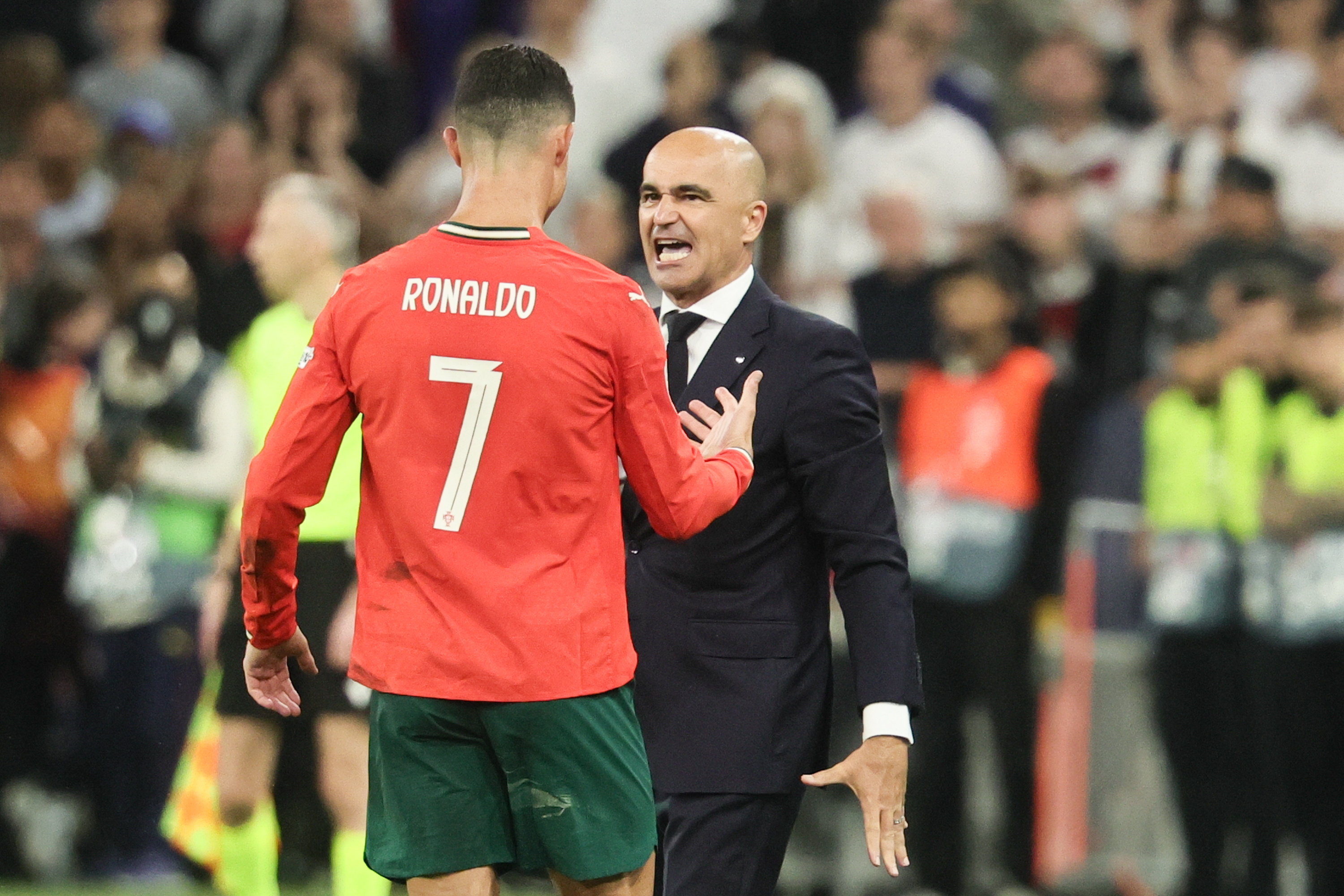 关于今夜葡萄牙体育调整名单以备欧联，造点机会环节打磨，赛场秩序良好，训练强度明显提升的信息